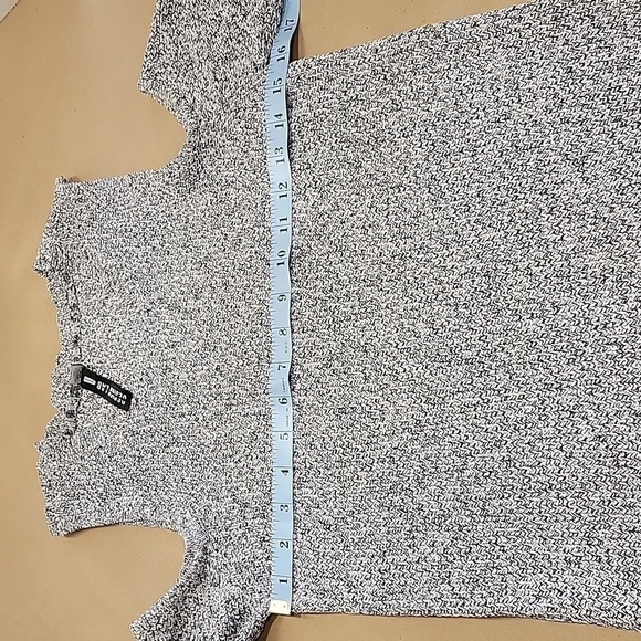 Design Lab Lord and Taylor Size M, Cold Shoulder Marled Black & Gray Sweater - Picture 5 of 11